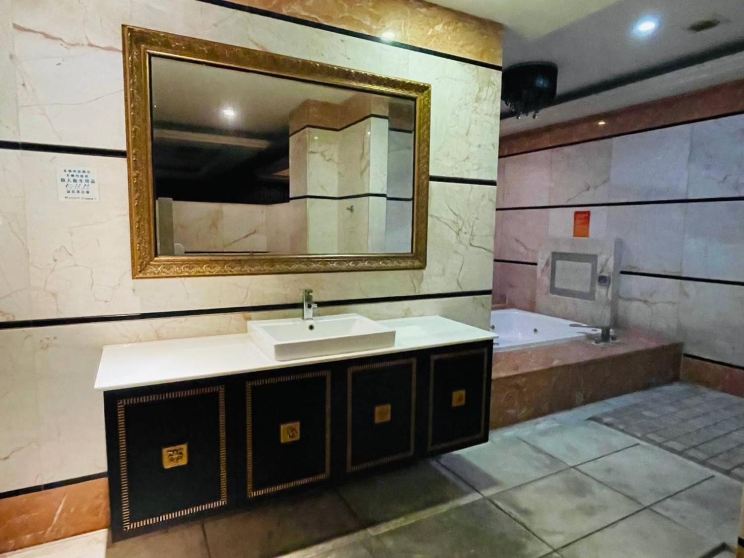 Royal Garden Motel - Chiayi Branch מראה חיצוני תמונה