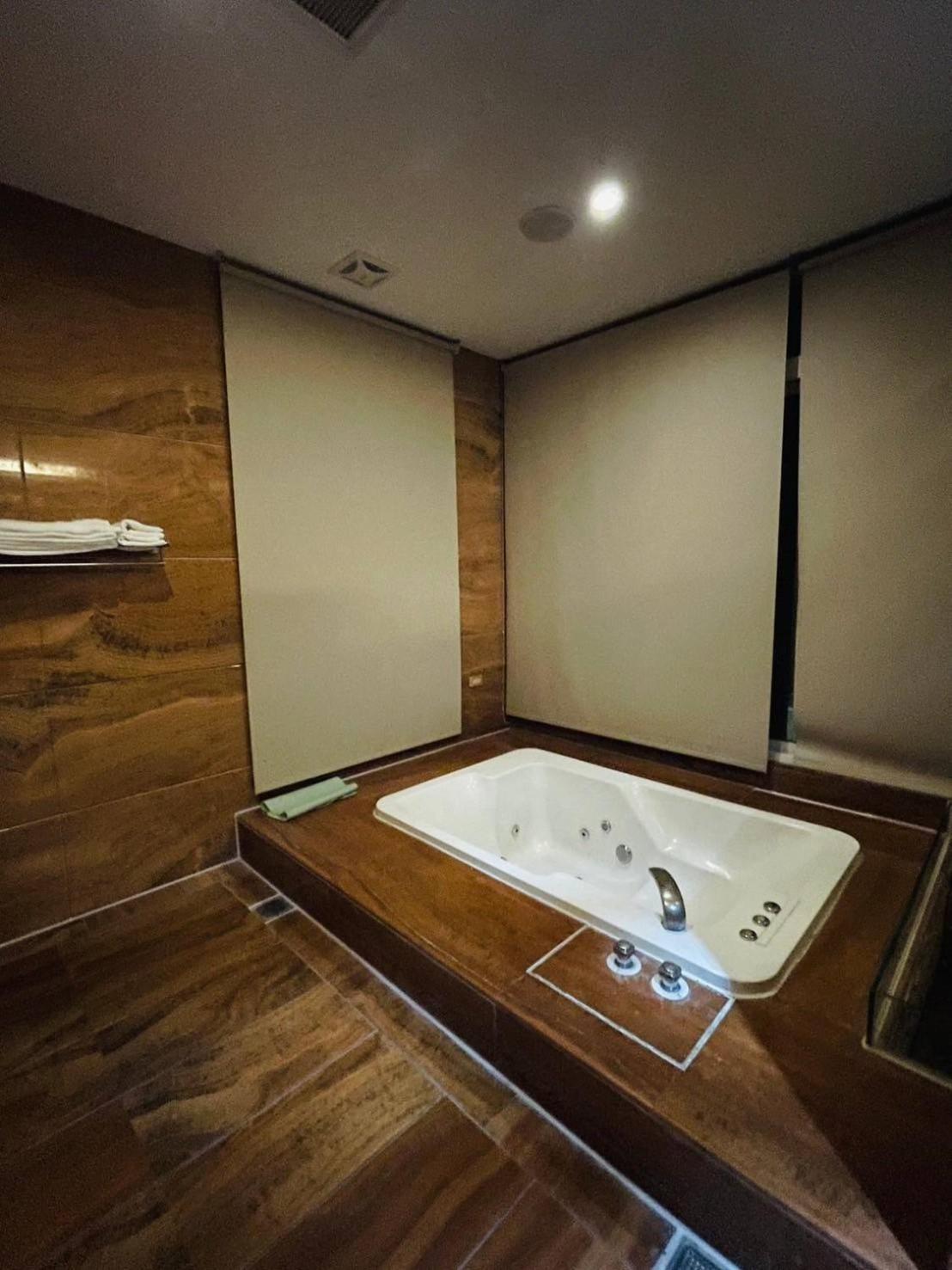 Royal Garden Motel - Chiayi Branch מראה חיצוני תמונה