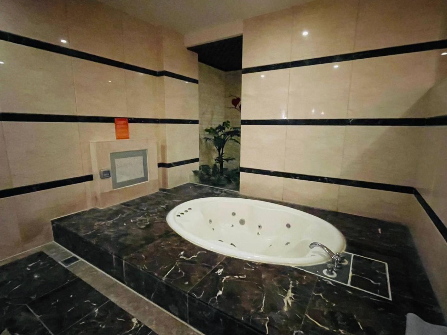 Royal Garden Motel - Chiayi Branch מראה חיצוני תמונה